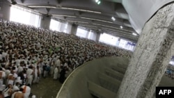 زائران حج در حال پرتاب سنگ به سوی نماد شیطان. - عکس از آرشیف