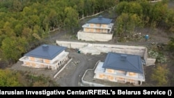 În această captură de ecran din imaginile filmate cu drona în octombrie 2025 sunt vizibile trei dintre casele aflate în stadiu avansat de finalizare pe șantierul de lângă Krasnaia Poliana.