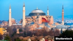 După aproape o sută de ani, Hagia Sofia redevine moschee.