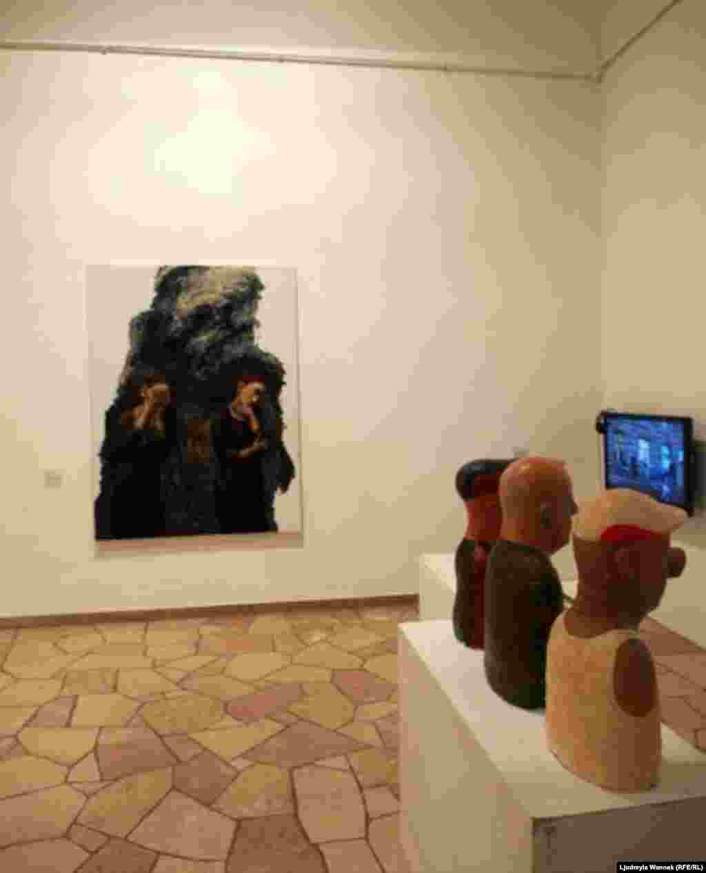 У кожній залі, які розташовані по периметру квадрату, окрім картин, об&rsquo;єктів, інсталяцій та плакатів, стоять телевізори &ndash; саме з них надходять звуки документальних фільмів про Майдан. Відвідувачі сидять і дивляться розповіді з німецькими та англійськими субтитрами. 