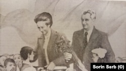 Sfânta Familie Comunistă, doi academicieni de „renume mondial”. De Ziua Femeii, Elena Ceaușescu, recent desemnată Erou al Muncii Socialiste, e imaginea tuturor femeilor din România. „Omagiu” de Constantin Nițescu.