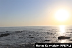 Азаттық тілшісі әңгімелескен жергілікті қариялар ала жаздай жауынның тамбауына Каспий теңізінің тартылып бара жатқанының әсері бар деп санайды. Ақтау қаласындағы Каспий жағалауы, 19 шілде 2021 жыл.