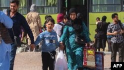 یوشمېر افغانان د هرات په اسلام کلا کې له ایراني بسه تر کوزېدو وروسته د کورونو پر لوري روان دي - د جولای ۲۴مې انځور.