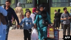 په عکس کې له ایران څخه افغانستان ته د اسلام قلعه له لارې یوه تازه ستنه شوې کورنۍ