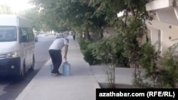 Türkmenistanda suw üpjünçiliginiň gowşaklygy we turba suwunyň hiliniň pesligi sebäpli köpler agyz suwuny satyn almaga mejbur bolýarlar.