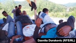 Migranti u Ključu, na policijskom punktu.