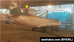 Самолет «Туркменских авиалиний» в международном аэропорту Ашхабада. февраль 2022 г.
