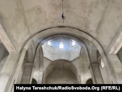 Зняті світильники у храмі