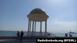 Після захоплення міста окупанти почали позбавляти Бердянськ українських написів, травень 2022 року
