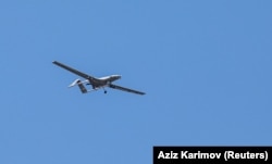 O dronă Bayraktar TB2, în timpul unui zbor demonstrativ la Teknofest, în Baku, pe 28 mai 2022.