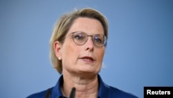 Стефані Хубіг, міністерка юcтиції Німеччини, оприлюднює заяву про розслідування вибуху на «Північному потоці». Берлін, 21 серпня 2025 року