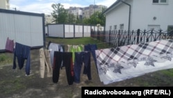 Попрані речі сушаться у модульному містечку для переселенців у Львові