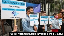 «Ходіння по колу»: посольство Росії пікетували на підтримку жертв насильницьких зникнень у Криму – фоторепортаж