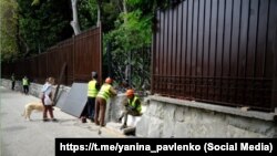 Забор вокруг Гурзуфского парка, установленный администрацией санатория «Гурзуфский»