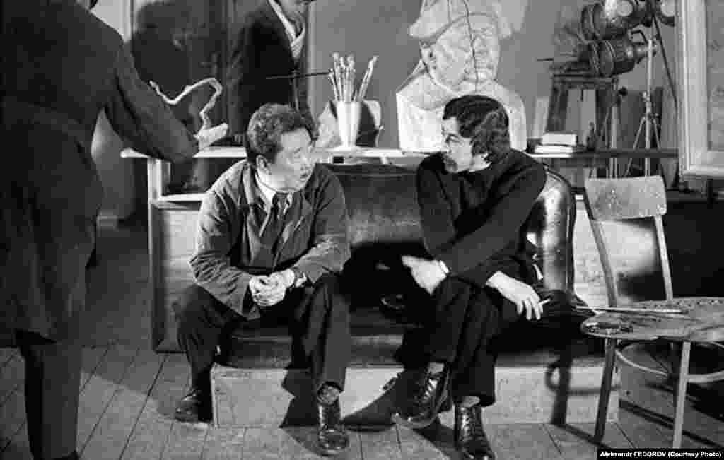 Кинорежиссёр Геннадий Базаров менен кыргыздын туңгуч сүрөтчүсү Гапар Айтиев. 1974-жыл.