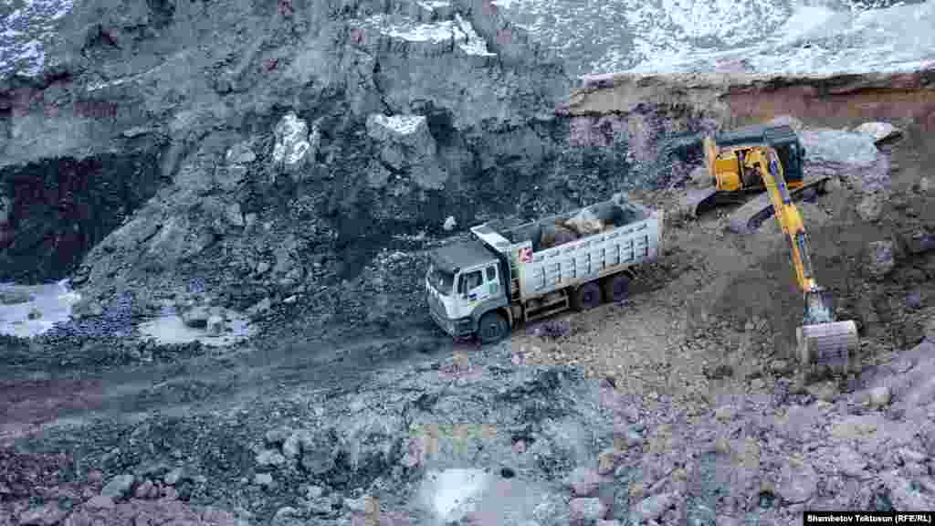 "Кыргыз көмүр" мамлекеттик ишканасындагы жетекчилердин алмашуусунан улам карьер убагында тазаланбай, көмүр казуу иши бир ай кечигип башталган. Учурда дагы улам тазалоо иштери жүрүп жатат.&nbsp;&nbsp;