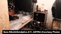 U pretrpanim sobama kreveti nemaju dušeke, već daske prekrivene tanjim jorganom. Nema adekvatne infrastrukture i kanalizacije, navela su nevladina udruženja. Na slici: krevet u barakama u kojima su smešteni radnici iz Vijetnama.