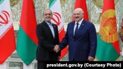 Прэзыдэнт Ірану Масуд Пэзэшкіян і Аляксандар Лукашэнка на сустрэчы ў Менску 20 жніўня 2025 году