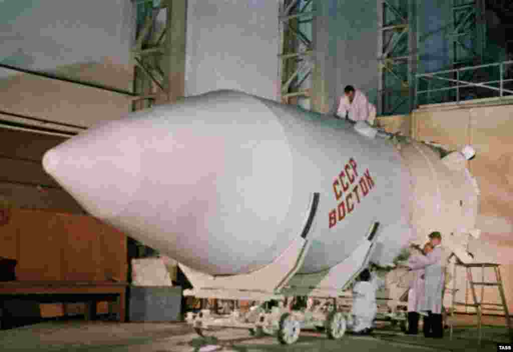 Проверка ракеты &laquo;Восток&raquo;, которая выведет на орбиту первого советского космонавта Юрия Гагарина в 1961 году. Байконур стал местом нескольких исторических запусков, в том числе первого спутника (октябрь 1957 года), первой собаки (ноябрь 1957 года), первого мужчины (1961) и первой женщины (1963).