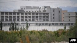 Кытайдагы «саясий тарбия берүүчү лагерлердин» бири. 