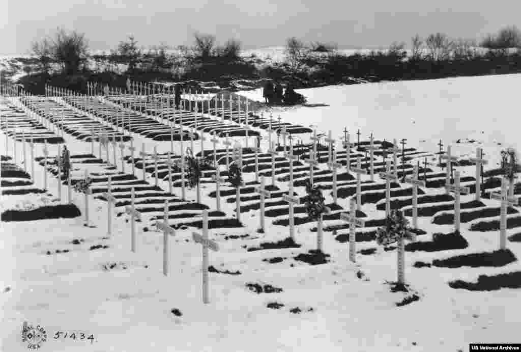 Могилы американцев &ndash; жертв вируса во Франции.&nbsp; &nbsp; Активное перемещение людей в результате военных действий привело к быстрому распространению пандемии по миру. "Испанкой" заразилась треть населения Земли.&nbsp;&nbsp;