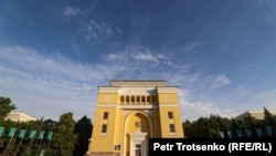 Здание Академии наук в Алматы. По словам ученых, Россия запретила въезд сотрудникам нескольких исследовательских институтов, которые специализируются на истории, искусстве, литературе, языкознании