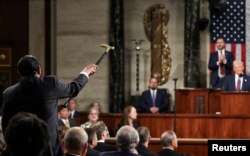 Reprezentantul democrat Al Green (Texas) îl sfidează pe Trump și rămâne în picioare.