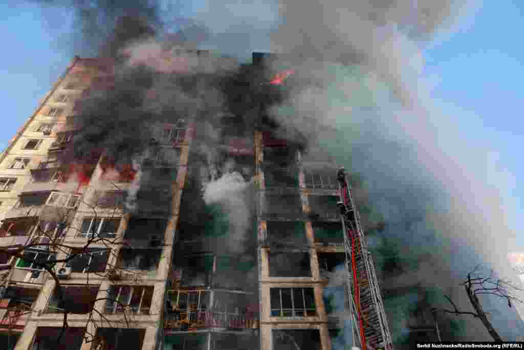 Ліквідація наслідків російського обстрілу у Святошинському районі Києва, 15 березня 2022 року