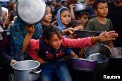 Тамактын кезегинде турган балдар. Нусейрат, 7-октябрь 2025-жыл