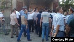 Гумонбарон дар хонаи Бобоевҳо. Акс аз хабаргузории "Авеста"