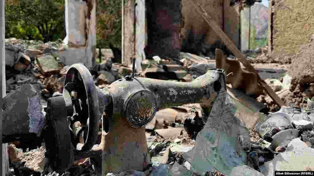 Баткен районундагы Достук айылы. Кыргыз-тажик чек арасындагы куралдуу кагылышуудан кийин. "Айылда 70 үй болсо, анын алтымыштан ашыгы өрттөлгөн", - дейт сүрөттүн автору Айбек Бийбосунов.&nbsp; &nbsp; 14-17-сентябрдагы кыргыз-тажик чек арасындагы куралдуу жаңжал эң масштабдуу болуп, ондогон адамдын өмүрүн алды. Эки тарап бири-бирин &ldquo;агрессияга&rdquo; айыптаган куралдуу кагылышта Кыргызстандын 63 жараны курман болгон, 206 киши ар кандай жараат алган. 700гө чукул үй-жай талкаланып, анын жарымынан көбү жараксыз абалда калган. Тажикстандын Тышкы иштер министрлиги 41 жараны каза тапканын, 200гө чукулу жараат алганын билдирсе, &ldquo;Озоди&rdquo; өз булактарына таянып, каза болгон делген 80ден ашык кишинин тизмесин жарыялаган. Бул маалыматтарды көз карандысыз булактардан тактоого мүмкүн боло элек. Каза болгондор арасында эки тараптан тең балдар бар.