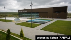 Centrul acvatic de pe teritoriul complexului.