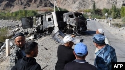 Кыргызстан, Баткен облусу. Кыргыз-тажик чек арасы, Ак-Сай айылы. 16-сентябрдагы куралдуу жаңжалда күйүп кеткен жүк ташуучу машине.   Сүрөт 20-сентябрда тартылган. 