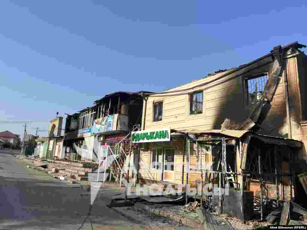 14 қыркүйекте Тәжікстанның Исфара және Бобожон Гафуров аудандарының Қырғызстанның Баткен облысымен шектескен тұсында басталған жанжал көп ұзамай Тәжікстанның Лахш ауданы мен Қырғызстанның Ош облысы арасындағы шекарада жалғасқан.&nbsp; Суретте:&nbsp;қырғыз-тәжік шекарасындағы қарулы жанжал кезінде өртеніп кеткен "Достық"&nbsp; базары.&nbsp;Лейлек ауданы, Интернационал ауылы, Қырғызстан. 19 қыркүйек 2022 жыл.