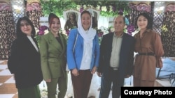 Мухаммад Багери үй-бүлөсү менен.