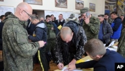 Recruți ruși se adună în interiorul unui centru de recrutare militară din Rostov-on-Don. (fotografie de arhivă)