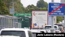 Орусия менен Эстониянын ортосундагы чек ара бекетинде кезек күтүп турган автоунаалар. 18-сентябрь, 2022-жыл. 