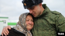Грозний. Мати та син у військовому комісаріаті Чечні перед відправкою новобранців осіннього призову до місця служби (ілюстративне фото)