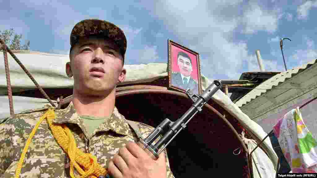 Қырғызстан билігінің кейінгі мәліметі бойынша, қарулы жанжал құрбандарының саны 59 адамға жеткен, арасында 15 жасар қыз да бар. Елдегі баспасөз құралдарын қатаң бақылауда ұстайтын Тәжікстанда үкімет жанжалдан зардап шеккендер жөнінде бірнеше күн бойы ешқандай ақпарат бермеді. Тек 18 қыркүйекте Душанбе "қақтығыстан 32 адам өлген, көпшілігі - бейбіт тұрғындар" деп хабарлады. Бұл мәліметтерді өзге тәуелсіз дереккөздерден анықтау мүмкін болмай тұр. Қырғызстан 19 қыркүйекті Ұлттық аза күні деп&nbsp;жариялады. Суретте: қырғыз-тәжік шекарасындағы қарулы жанжал салдарынан қаза тапқан қырғызстандық Бекмырза Шарабидинді жерлеу рәсімі. Наукен ауданы, Қырғызстан, 18 қыркүйек 2022 жыл.