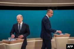 Cancelarul german Olaf Scholz (stânga) și Friedrich Merz (dreapta), într-o dezbatere televizată din 9 februarie 2025.