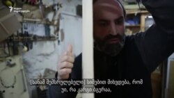 გიტარისტი, რომელიც თავად თლის და აწყობს გიტარებს