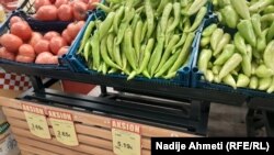 Çmimet e specave dhe domateve në një dyqan në Kosovë. Mars 2025.