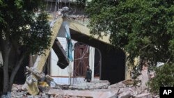 د مې پر اوومه پاکستان په مريدکې سيمه کې د هند تر بريد وروسته په ويجاړه شوې ودانۍ کې يو شخصي ساتونکی روان دی.