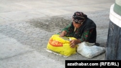 Köçede çigit satýan garryja aýal.  Türkmenistan (illýustrasiýa suraty)