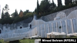 Oskrnavljeno Partizansko spomen-groblje u Mostaru