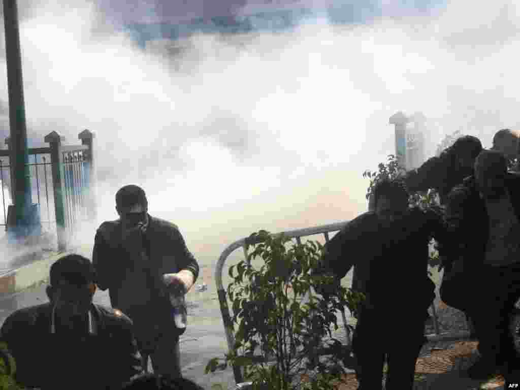 Полиция применяет слезоточивый газ против демонстрантов в Каире,  28 января 2011