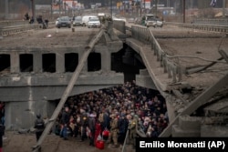 Евакуація через підірваний міст через річку Ірпінь, березень 2022 року