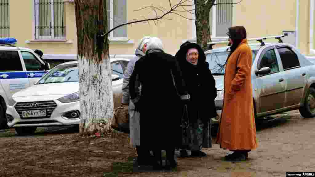 Адвокат Еміля Курбедінова Олексій Ладін під час виступу в Київському райсуді Сімферополя заявив, що справу необхідно припинити в зв'язку з відсутністю складу правопорушення