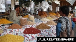 در افغانستان خانواده ها در ایام عید انواع مختلف میوه های خشک را تهیه می کنند اما امسال فراهی ها و در بسیاری از ولایات خانواده ها نتوانسته اند نیازمندی های عید را خریداری کنند