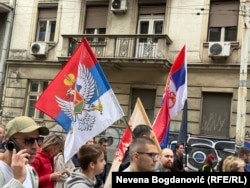 Pored obeležja Srbije, na protestu su vidljiva i ruska obeležja, 11. oktobar 2025.